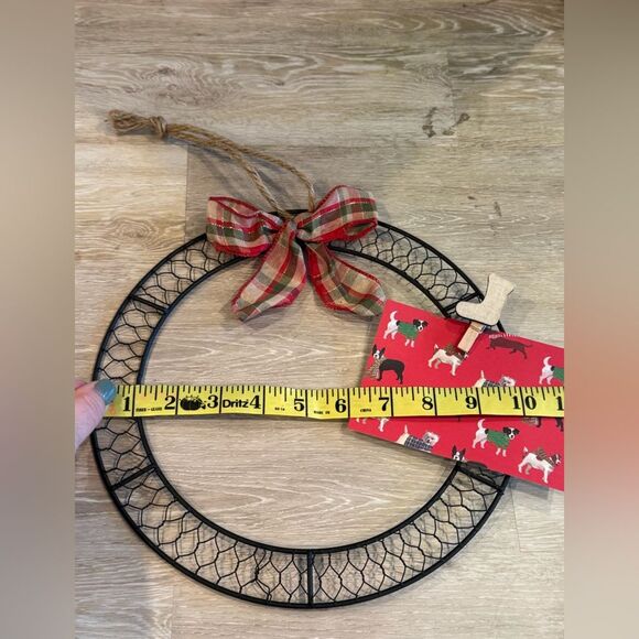 Hand Crafted Metal Wreath Photo or Card Display Christmas Wall Decor - Picture 2 of 3